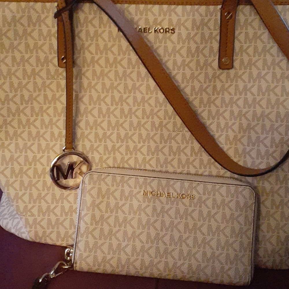 Michael Kors Jet Set Tote with wallet